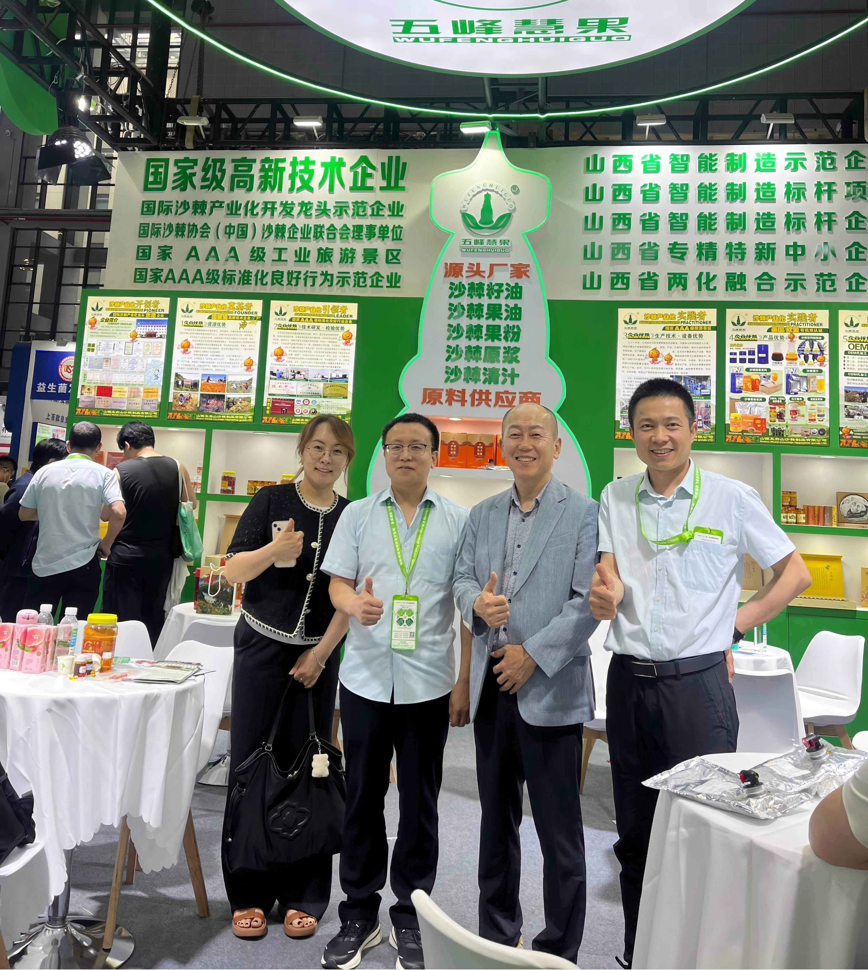 公司营销经理与韩国客户合影(1).jpg